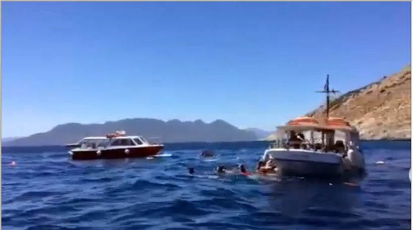 Βίντεο-ντοκουμέντο λίγες στιγμές μετά τη φονική σύγκρουση στην Αίγινα - Άνθρωποι στη θάλασσα και σωσίβια στο νερό για να σωθούν - Media