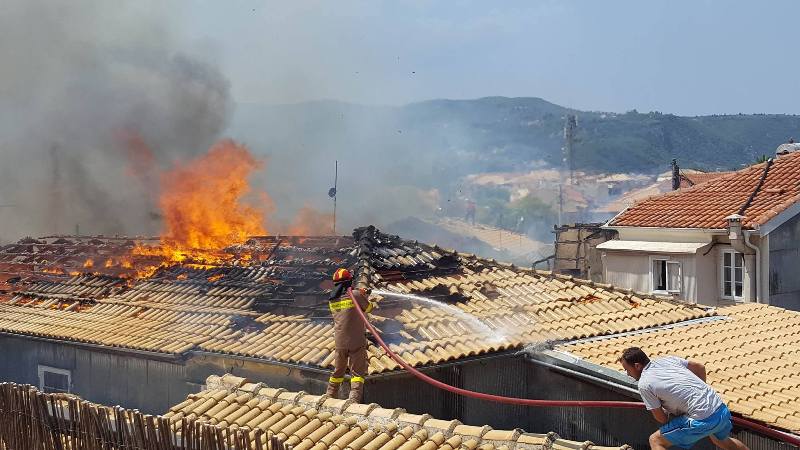 Υπό έλεγχο η φωτιά στη Λευκάδα - Κάηκαν δέκα σπίτια - Media
