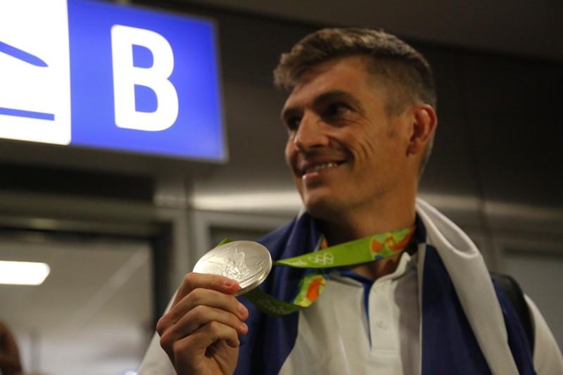 Καρέ καρέ η άφιξη του Σπύρου Γιαννιώτη (Photos) - Media