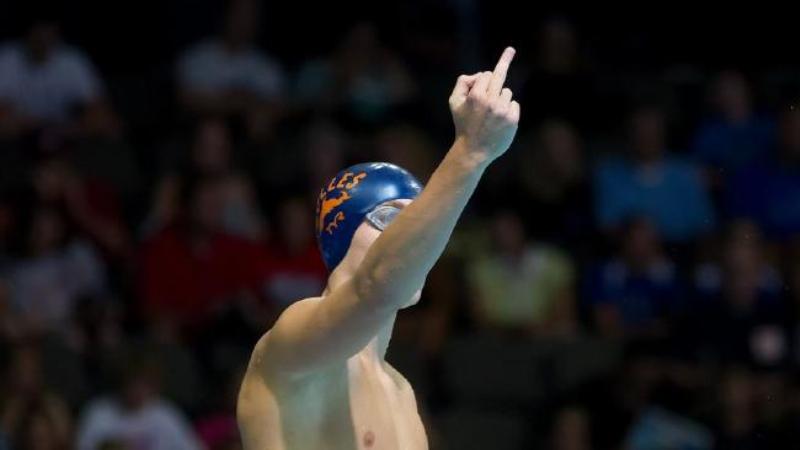 Ρίο 2016: Αυτός είναι ο κολυμβητής που δείχνει το μεσαίο δάχτυλο για γούρι (Video) - Media