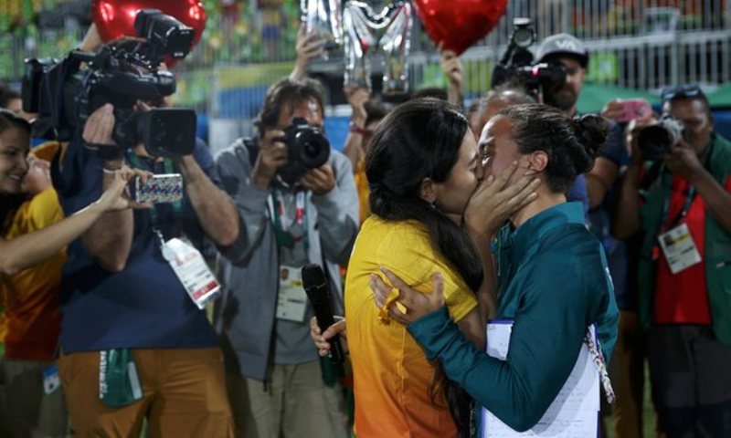 Ρίο 2016: Παίκτρια ράγκμπι δέχεται πρόταση γάμου από την αγαπημένη της (Video-Photos) - Media