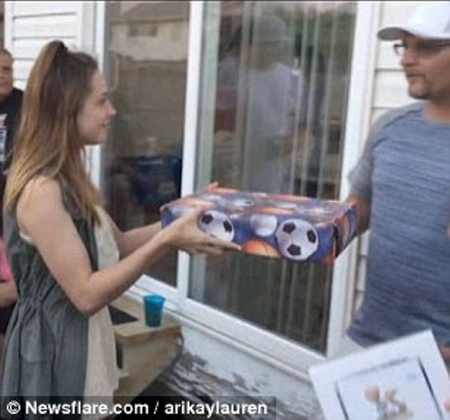 Η καρδιά σας θα λιώσει από την συγκίνηση μόλις δείτε τι δώρο έκανε αυτή η κοπέλα στον πατέρα της (Video)  - Media