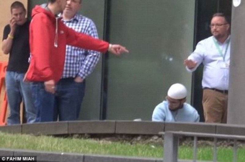 Πως αντιδρούν οι Βρετανοί όταν βλέπουν έναν μουσουλμάνο να προσεύχεται δημόσια; (Video)  - Media