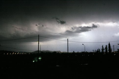 Άστατος ο καιρός και Τετάρτη, Πέμπτη - Καταιγίδες και ισχυροί άνεμοι - Media