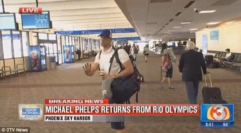 Επιστρέφοντας στις ΗΠΑ, ο Φελπς δεν είχε και πολύ όρεξη για δημοσιογράφους (Video)  - Media