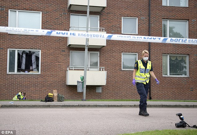 Νεκρό 8χρονο αγόρι από ρίψη βομβίδας σε διαμέρισμα στη Σουηδία - Media