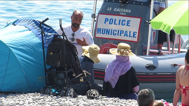 Γάλλοι λιμενικοί διώχνουν μουσουλμάνες με μπουρκίνι από παραλία της Νίκαιας (Photos-Video) - Media