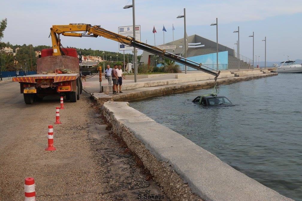 Αυτοκίνητο με 5 επιβάτες έπεσε στο λιμάνι του Αργοστολίου (Photos) - Media