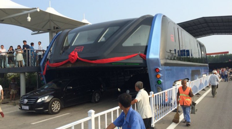 Kίνα: To φουτουριστικό λεωφορείο που περνάει πάνω από τα αυτοκίνητα κάνει το πρώτο test drive (Video-Photos) - Media
