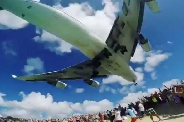 Αεροπλάνο προσγειώθηκε σε παραλία με λουόμενους (Video) - Media