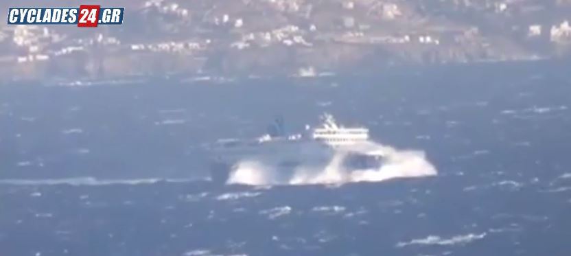 Κύματα «καταπίνουν» πλοίο στις Κυκλάδες (Video) - Media