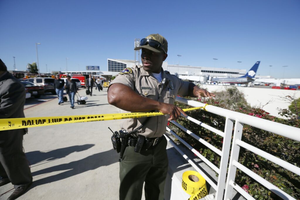 Ο πανικός στο αεροδρόμιο του Λος Άντζελες προκλήθηκε από έναν…Ζορό (Photos - Video) - Media