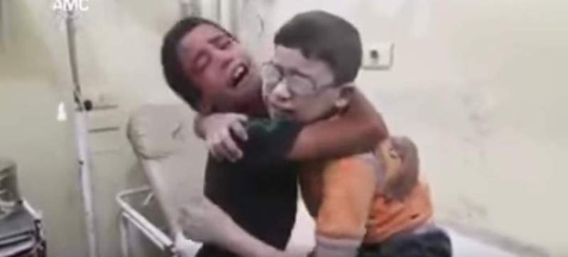 Σπαρακτικό βίντεο: Παιδιά θρηνούν τον θάνατο του αδερφού τους στη Συρία - Media