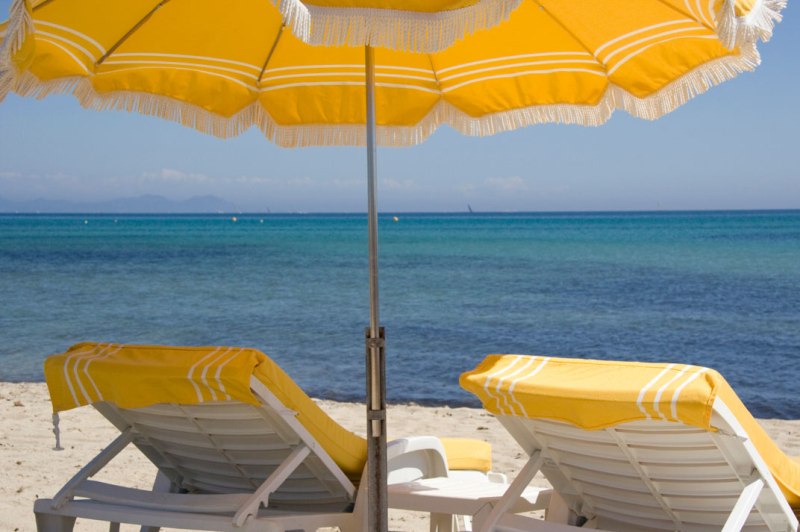 Άρειος Πάγος: Επικύρωσε «καμπάνα» για παράνομες ξαπλώστρες σε παραλία - Media