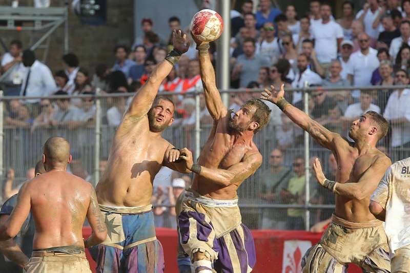 Αυτή η ιταλική εκδοχή του ράγκμπι είναι το πιο βίαιο άθλημα στον κόσμο (Video - Photos)  - Media