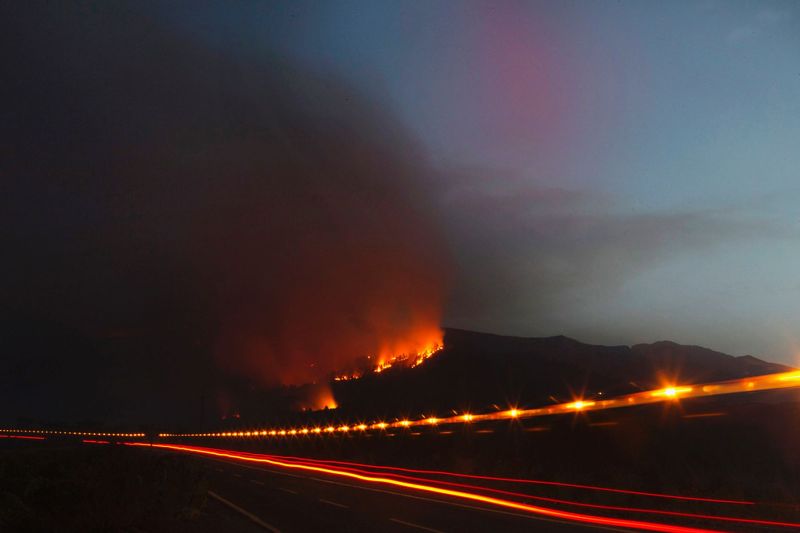 Καίγονται οι Κανάριες νήσοι - Εγκαταλείπουν τα σπίτια τους 2.500 κάτοικοι - Media