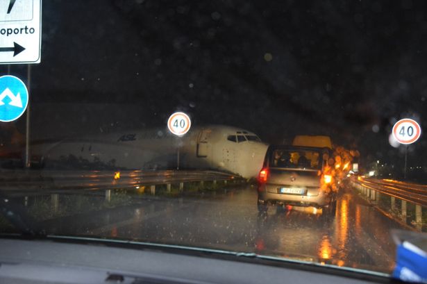 Ιταλία: Αεροπλάνο ξεφεύγει από τον αεροδιάδρομο και καταλήγει... στον δρόμο (Photos)  - Media