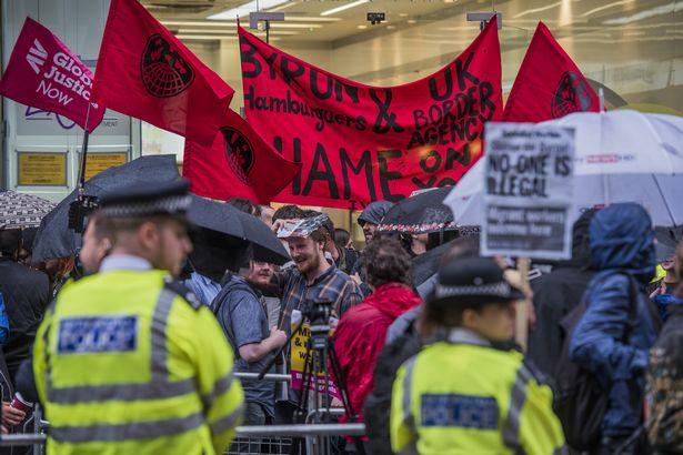 Διαδήλωση στο Λονδίνο με…κατσαρίδες (Photo) - Media