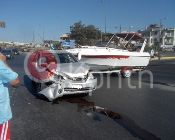 Τροχαίο με αυτοκίνητα και… βάρκα στο Ηράκλειο (Photos) - Media