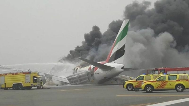Ο τρόμος των επιβατών του αεροπλάνου της Emirates την ώρα που προσπαθούν να σωθούν (Video) - Media