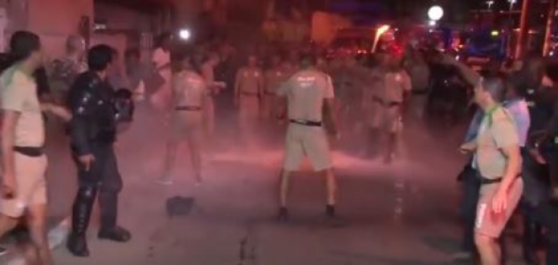 Επεισόδια στο Ρίο:Κάτοικοι πετούσαν νερό και σκουπίδια στην ολυμπιακή φλόγα (Video) - Media