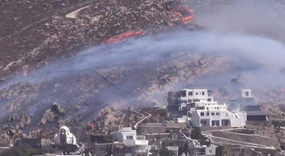 Φωτιά στη Μύκονο απειλεί βίλες στην Ελιά (Video) - Media