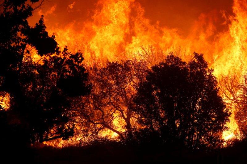 Δεν έχει τελειωμό η πύρινη λαίλαπα στην Καλιφόρνια - Εκκενώνονται οικισμοί στη Σάντα Μπάρμπαρα - Media