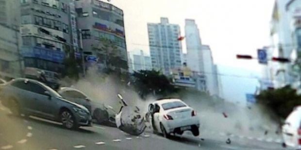 Τι συμβαίνει όταν περνάς το κόκκινο φανάρι με 120 χλμ. (Video) - Media