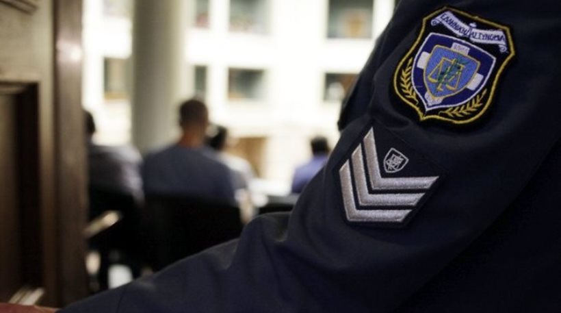 Χειροπέδες σε αρχιφύλακα για ξυλοδαρμό δύο ανηλίκων σε αστυνομικό τμήμα  - Media