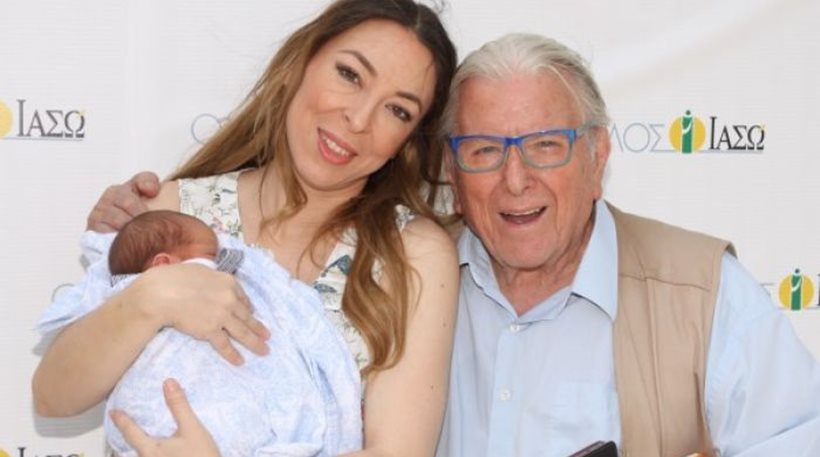 Ο Κώστας Βουτσάς νανουρίζει τον νεογέννητο γιο του (Video) - Media