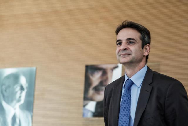 Έκπληξη στον Κυριάκο Μητσοτάκη - Πήγε να τον δει η κόρη του στο γραφείο (Photo) - Media