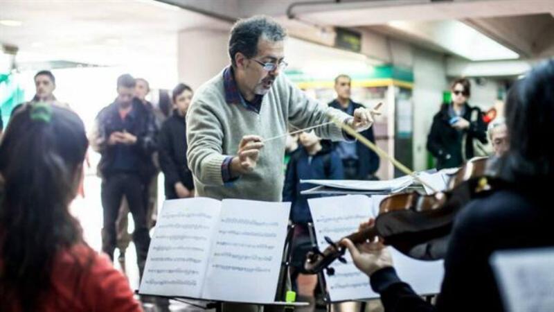Ο μαέστρος που παίζει όπερα στο μετρό και σε φαβέλες της Αργεντινής (Photos)  - Media