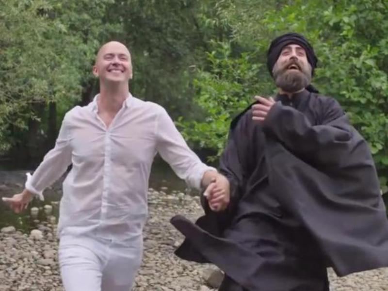 Νορβηγός κωμικός γελοιοποιεί το Ισλαμικό Κράτος με ερωτικό τραγούδι αφιερωμένο στον αρχηγό της οργάνωσης (Video) - Media