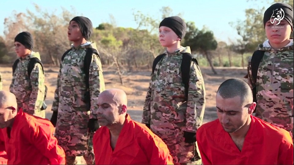 Αστείρευτη η φρικιαστική προπαγάνδα του ISIS: Μικρά παιδιά εκτελούν κρατούμενους (Video-Photos) - Media