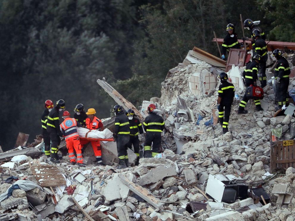 Απεγκλώβισαν από τα συντρίμμια κοριτσάκι μετά από 17 ώρες (Video) - Media