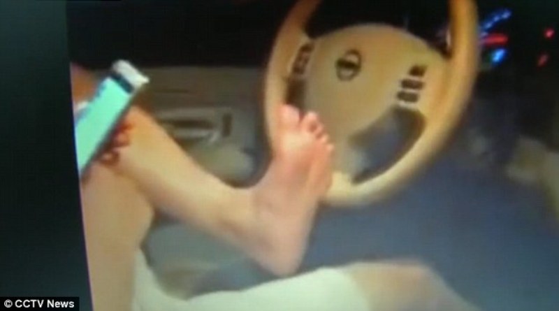 Ριψοκίνδυνη οδήγηση: Άνδρας οδηγεί το τιμόνι του αυτοκινήτου με το πόδι ενώ παίζει στο κινητό του (Video) - Media