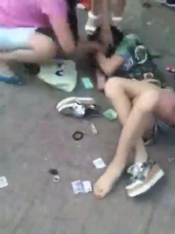 Έδειρε την ερωμένη του άντρα της στη μέση του δρόμου (Photos- Video) - Media