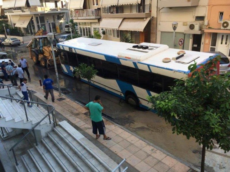 Άνοιξε τρύπα στο δρόμο και ... βούλιαξε λεωφορείο (Photos - Video) - Media