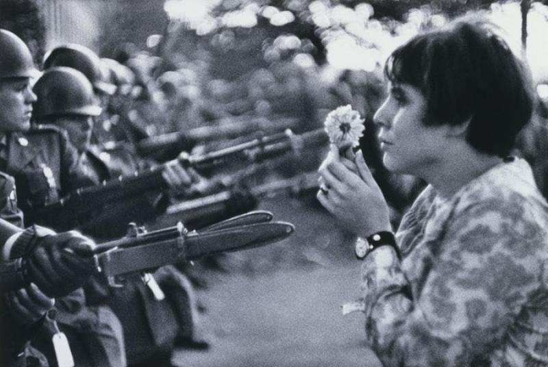 «Έφυγε» ο θρυλικός φωτογράφος πίσω από το «κορίτσι με το λουλούδι» - Media