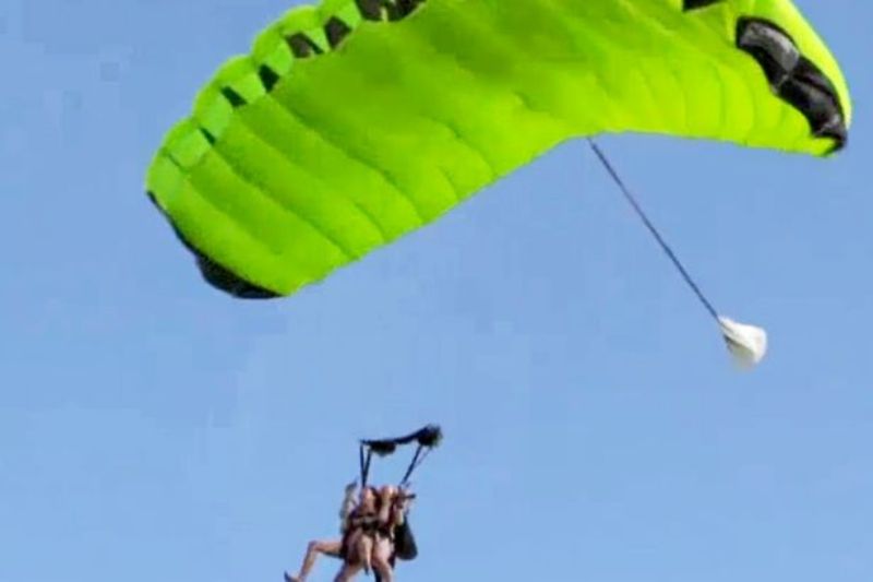 Πρώην φοιτήτρια νομικής και νυν πορνοστάρ έκανε γυμνή skydiving (Photos - Video) - Media