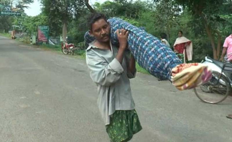 Ινδία: Περπάτησε 10 χλμ. με την κόρη του κουβαλώντας την νεκρή γυναίκα του στον ώμο (Video)  - Media