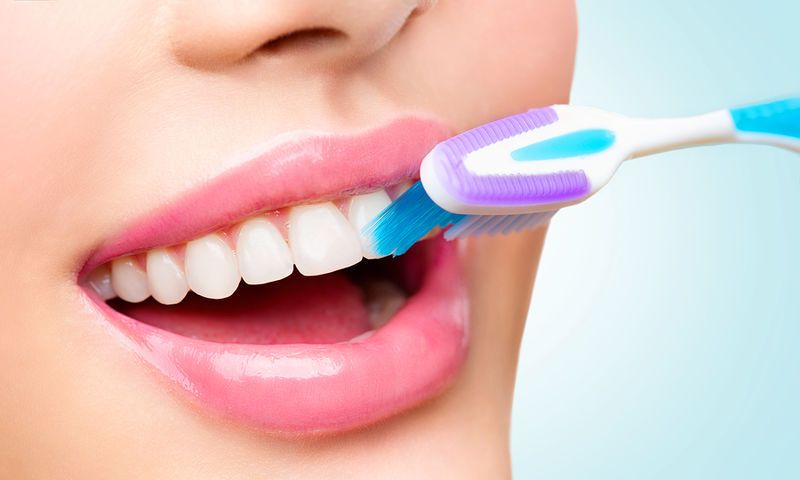 Έτσι θα καθαρίσετε τα δόντια σας αν δεν έχετε μαζί οδοντόβουρτσα  - Media