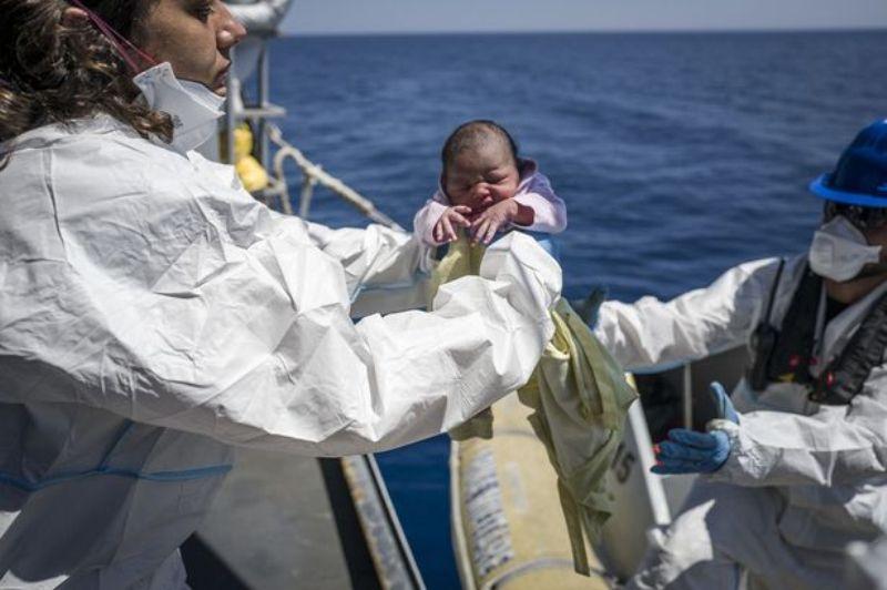 Μωρό γεννήθηκε πάνω σε Ιταλικό διασωστικό πλοίο προσφύγων  - Media