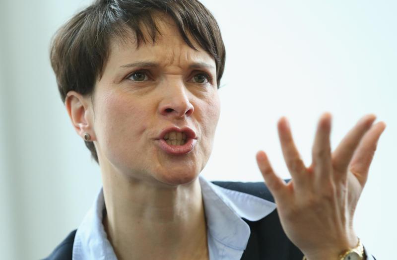 Η εθνικίστρια, Γερμανίδα Φράουκε Πέτρι υποστηρίζει την οπλοκατοχή  - Media