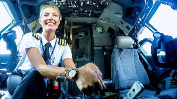 Η σέξι πιλότος που «κολάζει» το Instagram (Photos) - Media