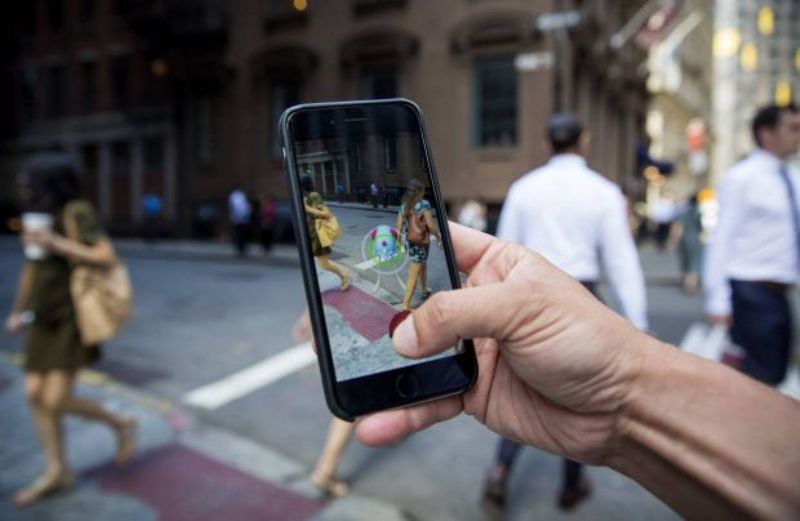 Πρόστιμα στους επικίνδυνους πεζούς που παίζουν Pókemon GO - Media