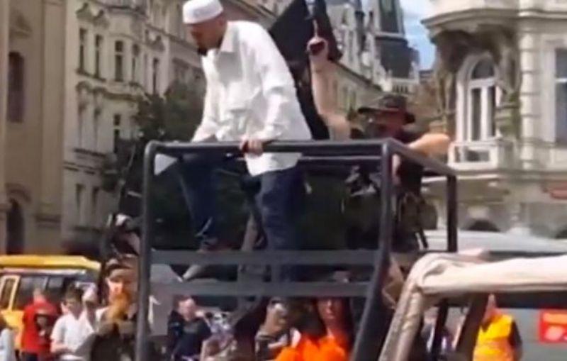 Πανικός στην Πράγα: «Τζιχαντιστές» εισέβαλαν σε κεντρική πλατεία (Photos - Video) - Media