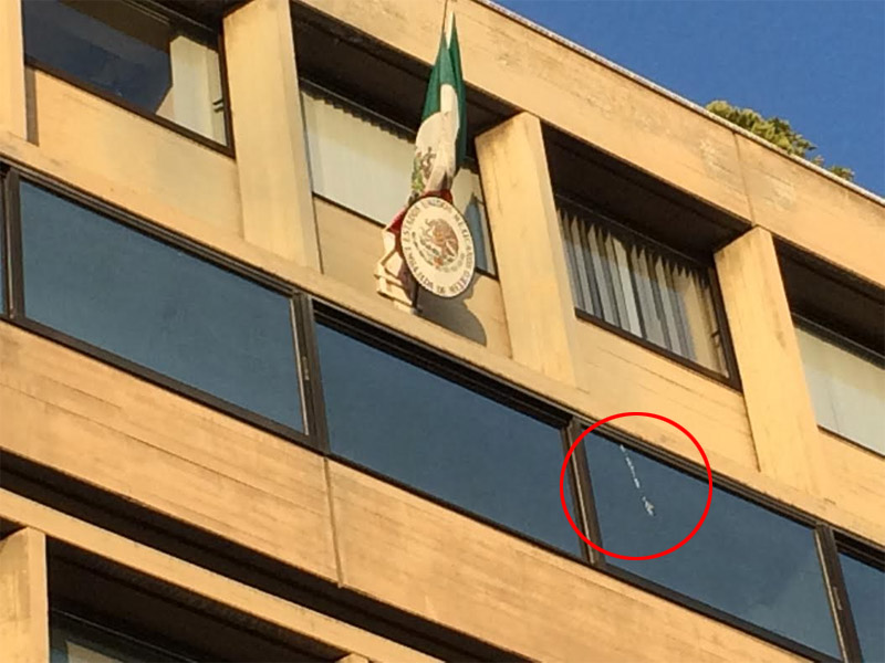 Και δεύτερη τρύπα από σφαίρα εντοπίστηκε στο κτήριο όπου στεγάζεται η πρεσβεία του Μεξικού  - Media
