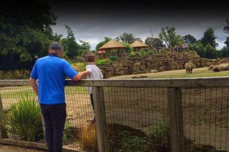 Απίστευτο: Έβαλε τον γιο του στον χώρο με τους ρινόκερους για να...τραβήξει φωτογραφία (Photos) - Media