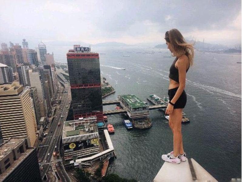 Αυτή η κοπέλα τραβάει τις πιο επικίνδυνες selfie (Photos- Video) - Media